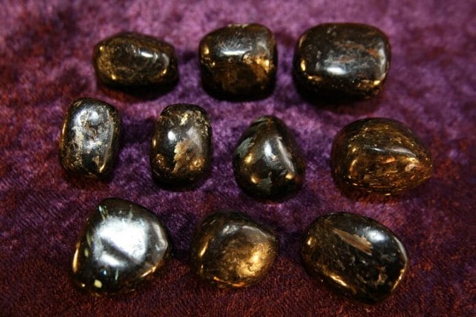 Golden Nuummite